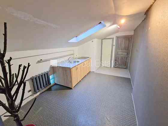 Фасадный дом, реновированный дом, территория обнесена забором, место для машины, Rīga