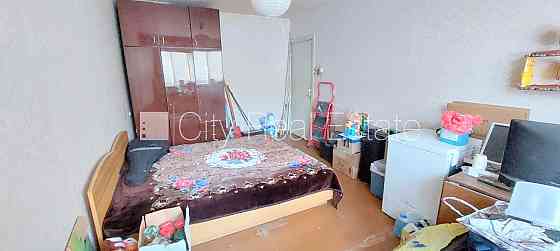 Фасадный дом, вход с улицы, застеклённая лоджия, окна выходят в обе стороны дома, Rīga