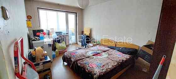 Фасадный дом, вход с улицы, застеклённая лоджия, окна выходят в обе стороны дома, Rīga