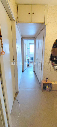 Fasādes māja, ieeja no ielas, iestiklota lodžija, logi vērsti mājas abās pusēs, guļamistabu Rīga - foto 11