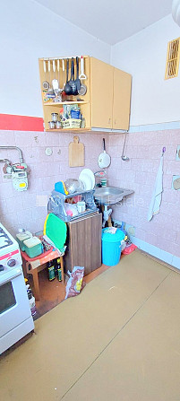 Fasādes māja, ieeja no ielas, iestiklota lodžija, logi vērsti mājas abās pusēs, guļamistabu Rīga - foto 13