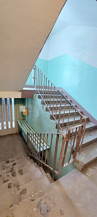 Fasādes māja, ieeja no ielas, iestiklota lodžija, logi vērsti mājas abās pusēs, guļamistabu Rīga - foto 19