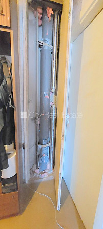 Fasādes māja, ieeja no ielas, iestiklota lodžija, logi vērsti mājas abās pusēs, guļamistabu Rīga - foto 18