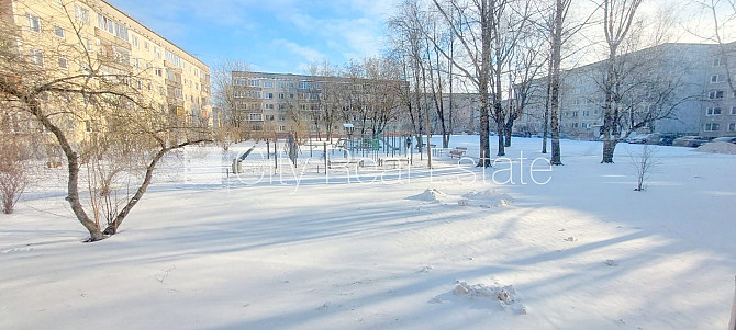 Fasādes māja, ieeja no ielas, iestiklota lodžija, logi vērsti mājas abās pusēs, guļamistabu Rīga - foto 10