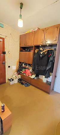 Fasādes māja, ieeja no ielas, iestiklota lodžija, logi vērsti mājas abās pusēs, guļamistabu Rīga - foto 15