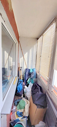 Fasādes māja, ieeja no ielas, iestiklota lodžija, logi vērsti mājas abās pusēs, guļamistabu Rīga - foto 9