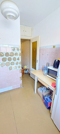 Fasādes māja, ieeja no ielas, iestiklota lodžija, logi vērsti mājas abās pusēs, guļamistabu Rīga - foto 14