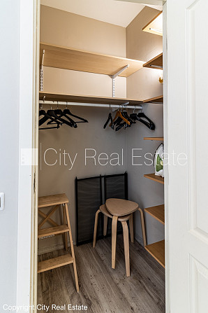 Fasādes māja, renovēta māja, ieeja no ielas, kāpņu telpa pēc kapitālā remonta, logi Rīga - foto 13