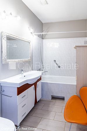 Fasādes māja, renovēta māja, ieeja no ielas, kāpņu telpa pēc kapitālā remonta, logi Rīga - foto 10