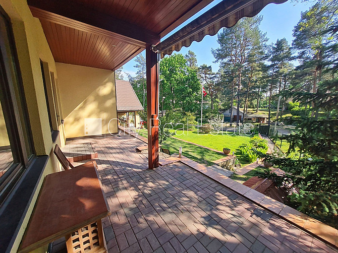 Privātmāja, iežogota teritorija ar metāla sētu, vieta vairākām automašīnām, apzaļumota Rīga - foto 3