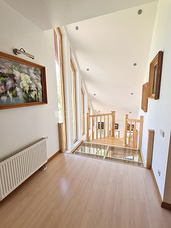 Privātmāja, iežogota teritorija ar metāla sētu, vieta vairākām automašīnām, apzaļumota Rīga - foto 16