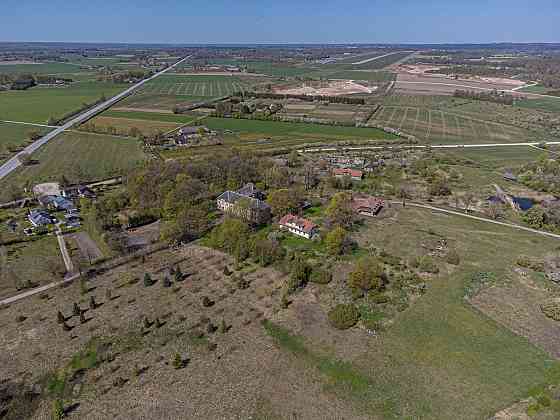 Pārdod Ozolpils muižas kompleksu, kas  atrodas Tukuma novada Smārdes pagastā. Muiža izvietota pagast Тукумс и район