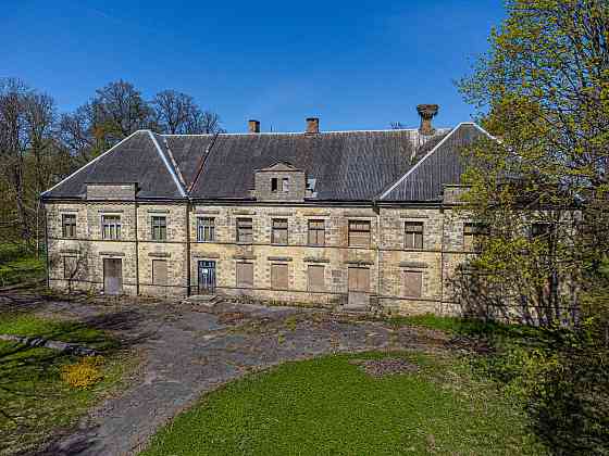 Pārdod Ozolpils muižas kompleksu, kas  atrodas Tukuma novada Smārdes pagastā. Muiža izvietota pagast Тукумс и район