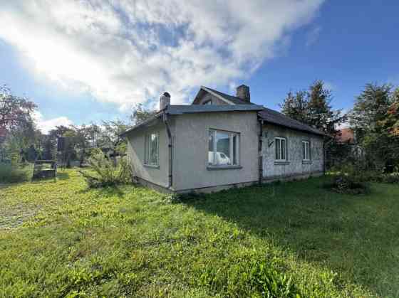 Uz zemes gabala atrodas dzīvojamā ēka un trīs palīgceltnes. Kopējā dzīvojamās ēkas platība 79.7 m2,  Огре и район