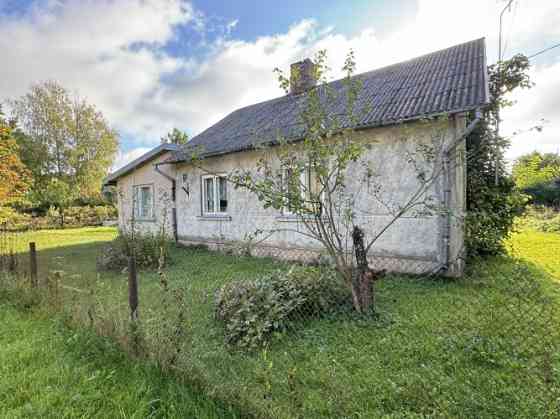 Uz zemes gabala atrodas dzīvojamā ēka un trīs palīgceltnes. Kopējā dzīvojamās ēkas platība 79.7 m2,  Огре и район