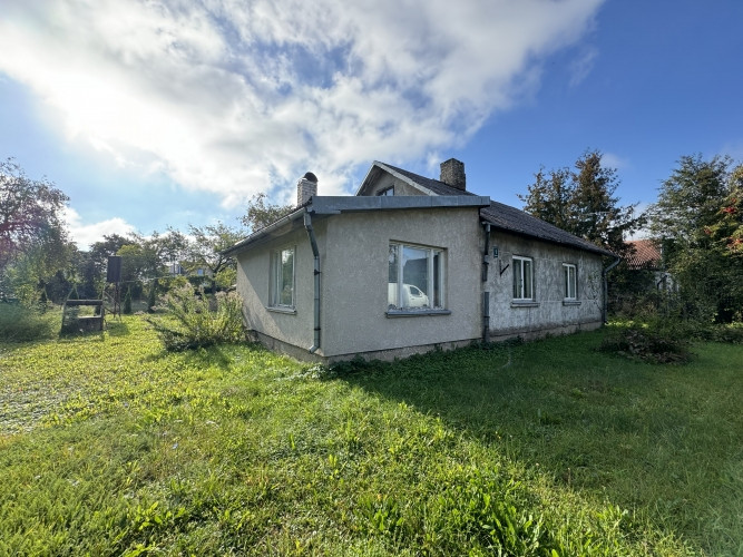 Uz zemes gabala atrodas dzīvojamā ēka un trīs palīgceltnes. Kopējā dzīvojamās ēkas platība 79.7 m2,  Огре и район - изображение 2