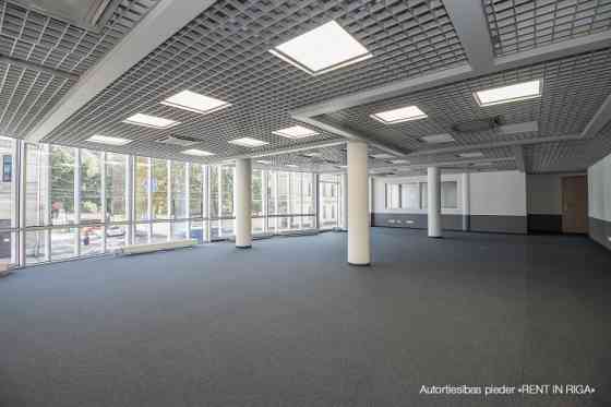 Nomai tiek piedāvāts 197.6 m2 atvērta plānojuma birojs (t.sk. 42.5 m2 koplietošanas telpas) ar pilnu Рига