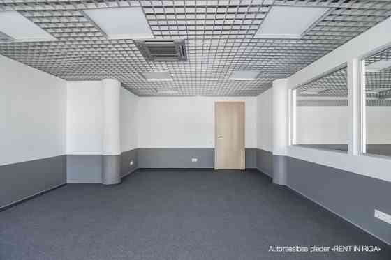 Nomai tiek piedāvāts 197.6 m2 atvērta plānojuma birojs (t.sk. 42.5 m2 koplietošanas telpas) ar pilnu Рига