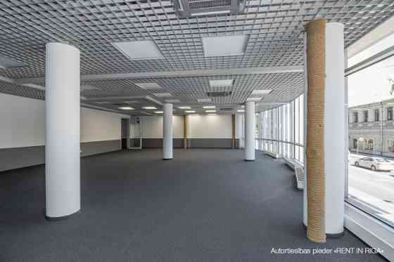 Nomai tiek piedāvāts 197.6 m2 atvērta plānojuma birojs (t.sk. 42.5 m2 koplietošanas telpas) ar pilnu Рига