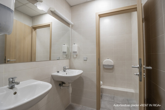 Nomai tiek piedāvāts 197.6 m2 atvērta plānojuma birojs (t.sk. 42.5 m2 koplietošanas telpas) ar Rīga - foto 9