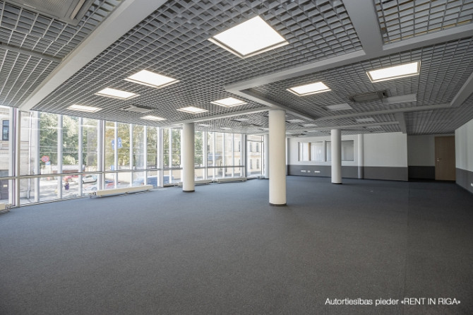 Nomai tiek piedāvāts 197.6 m2 atvērta plānojuma birojs (t.sk. 42.5 m2 koplietošanas telpas) ar Rīga - foto 2