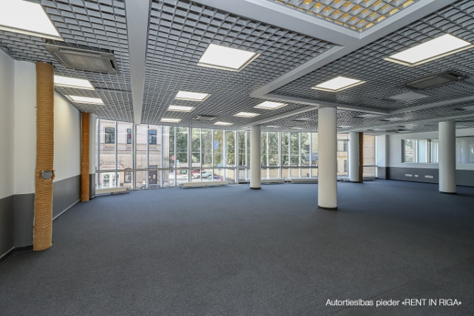 Nomai tiek piedāvāts 197.6 m2 atvērta plānojuma birojs (t.sk. 42.5 m2 koplietošanas telpas) ar Rīga - foto 1