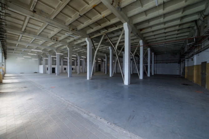 Noliktavas vai ražošanas telpas 2.stāvā ar kravas liftu.  1 liela neremontēta noliktavas telpa Rīga - foto 6