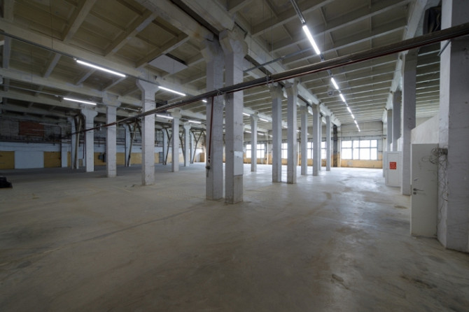 Noliktavas vai ražošanas telpas 2.stāvā ar kravas liftu.  1 liela neremontēta noliktavas telpa Rīga - foto 8