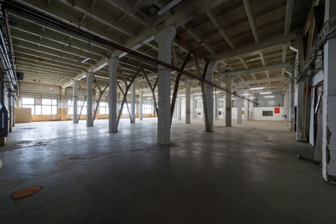 Noliktavas vai ražošanas telpas 2.stāvā ar kravas liftu.  1 liela neremontēta noliktavas telpa Rīga - foto 2