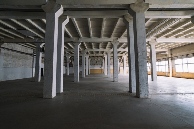 Noliktavas vai ražošanas telpas 2.stāvā ar kravas liftu.  1 liela neremontēta noliktavas telpa Rīga - foto 3