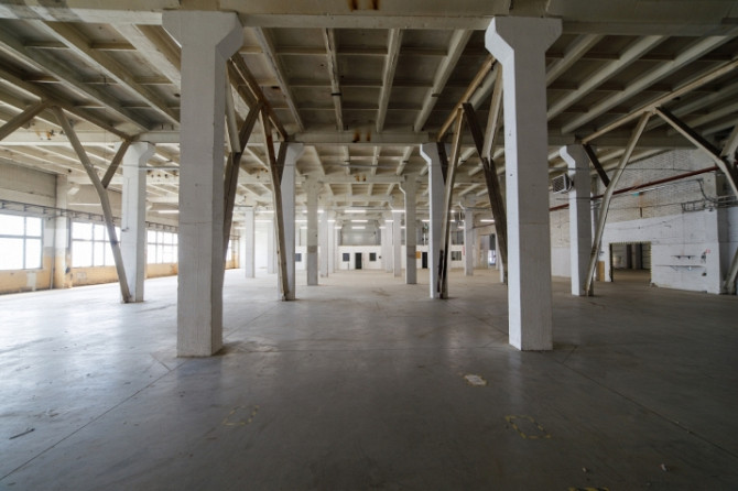 Noliktavas vai ražošanas telpas 2.stāvā ar kravas liftu.  1 liela neremontēta noliktavas telpa Rīga - foto 7