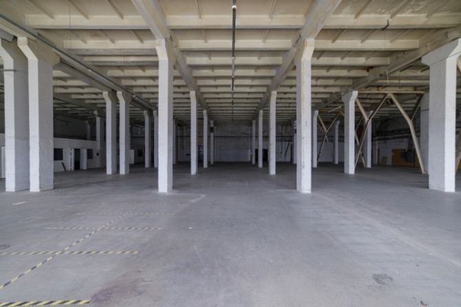 Noliktavas vai ražošanas telpas 2.stāvā ar kravas liftu.  1 liela neremontēta noliktavas telpa Rīga - foto 5