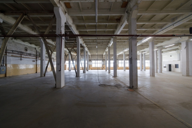 Noliktavas vai ražošanas telpas 2.stāvā ar kravas liftu.  1 liela neremontēta noliktavas telpa Rīga - foto 1