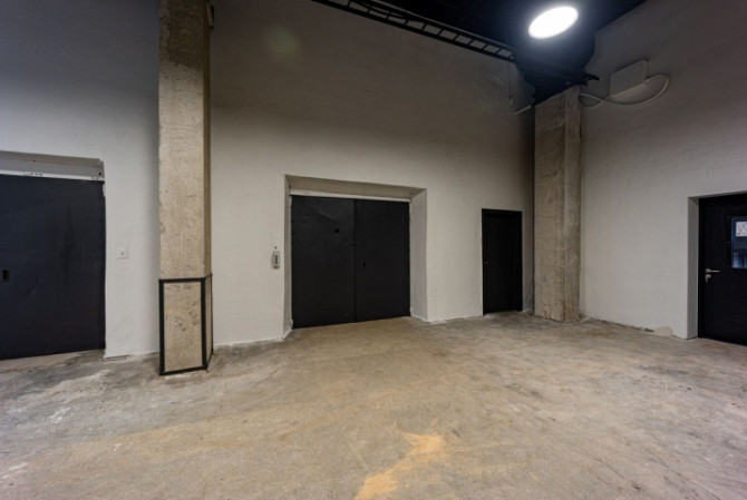 Noliktavas vai ražošanas telpas 2.stāvā ar kravas liftu.  1 liela neremontēta noliktavas telpa Rīga - foto 9
