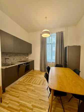 Īrei pieejams 4-istabu dzīvoklis Rīgas Centrā - Skolas ielā 13, Rīgā.  Dzīvokļa plānojums sastāv no  Рига