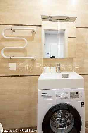 Здание во дворе, благоустроенная озеленённая территория, территория обнесена Рига