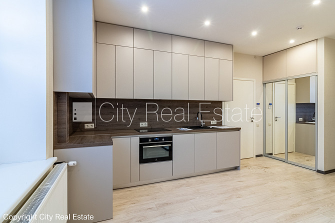 Здание во дворе, благоустроенная озеленённая территория, территория обнесена Рига - изображение 3