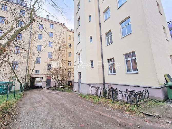 Fasādes māja, renovēta māja, iežogota teritorija, vieta automašīnai, ieeja no pagalma, Rīga - foto 18