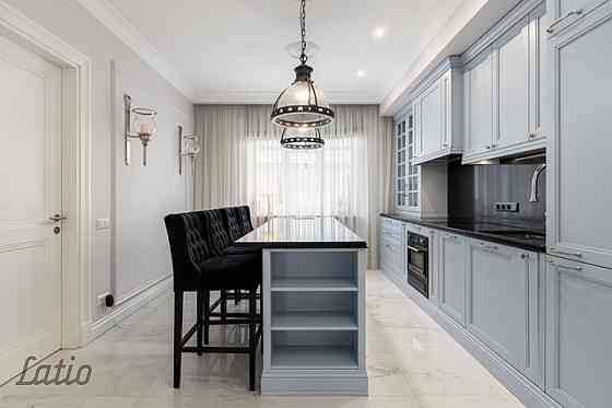 Īrei tiek piedāvāts   ekskluzīvs dzīvoklis kapitāli renovētā fasādes ēkā, Rīgas klusajā centrā. Pāri Rīga