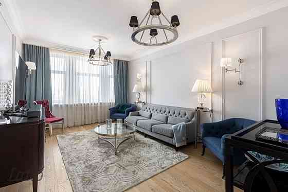 Īrei tiek piedāvāts   ekskluzīvs dzīvoklis kapitāli renovētā fasādes ēkā, Rīgas klusajā centrā. Pāri Rīga