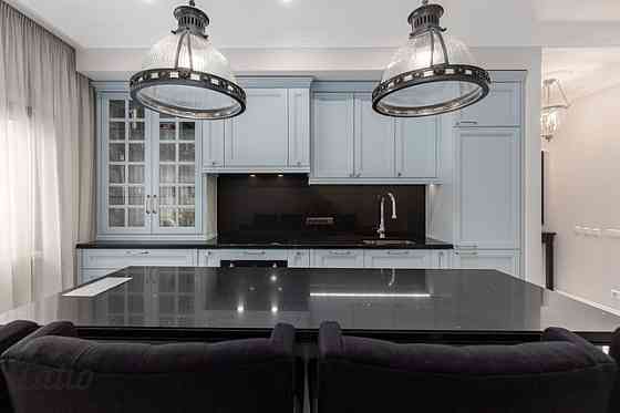 Īrei tiek piedāvāts   ekskluzīvs dzīvoklis kapitāli renovētā fasādes ēkā, Rīgas klusajā centrā. Pāri Rīga