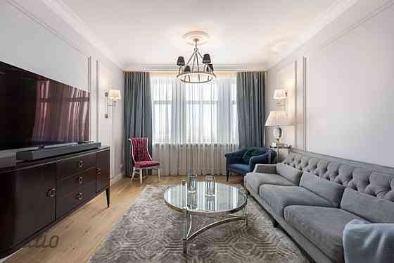 Īrei tiek piedāvāts   ekskluzīvs dzīvoklis kapitāli renovētā fasādes ēkā, Rīgas klusajā centrā. Pāri Rīga