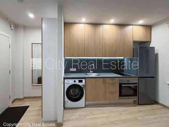 Фасадный дом, закрытая территория, студио, кухня объединена с гостинной, Rīga