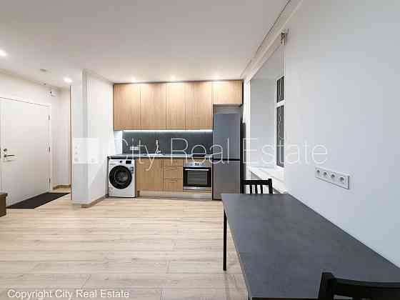 Фасадный дом, закрытая территория, студио, кухня объединена с гостинной, Rīga