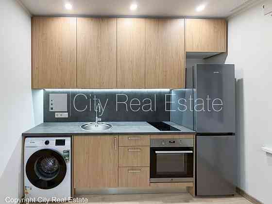 Фасадный дом, закрытая территория, студио, кухня объединена с гостинной, Rīga