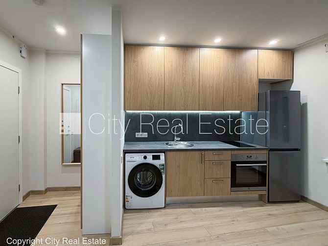 Fasādes māja, slēgta teritorija, studio tipa, virtuve apvienota ar viesistabu, centrālā Rīga - foto 6