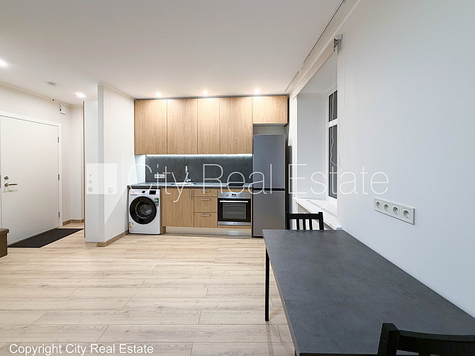 Fasādes māja, slēgta teritorija, studio tipa, virtuve apvienota ar viesistabu, centrālā Rīga - foto 4