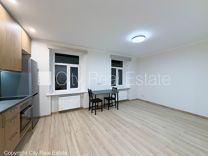 Fasādes māja, slēgta teritorija, studio tipa, virtuve apvienota ar viesistabu, centrālā Rīga - foto 7