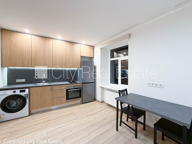 Fasādes māja, slēgta teritorija, studio tipa, virtuve apvienota ar viesistabu, centrālā Rīga - foto 2