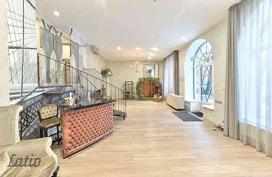 Pārdod tirdzniecības/biroja/salona telpas Ausekļa ielā 5 ēkas pirmajā stāvā ar atsevišķu ieeju no ie Рига